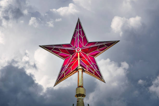 estrella rubí roja del kremlin de moscú en el cielo oscuro y tormentoso - kremlin fotografías e imágenes de stock