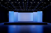 空のステージモックアップと企業のアイデンティティのためのデザイン、ホール内のディスプレイ.プラットフォーム要素。グラフィックリソース.Sceneイベントの空白スクリーンシステムは、