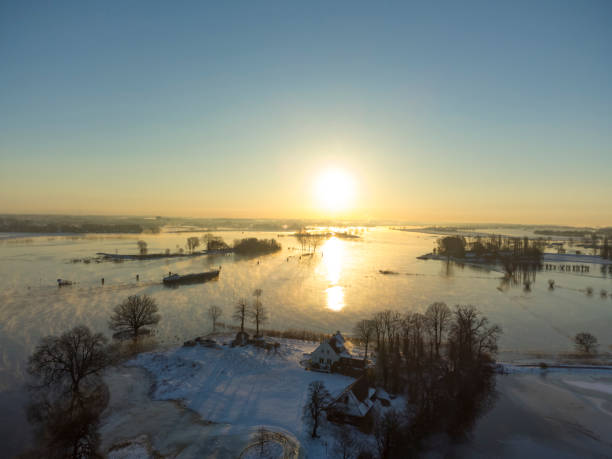 shiip navegando en un amanecer sobre el río ijssel durante una mañana fría de invierno brumosa - cloud morning delta landscape fotografías e imágenes de stock