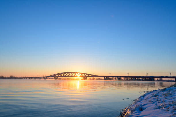 puente de tren hanzeboog sobre el río ijssel cerca de zwolle durante una fría mañana de invierno - railroad crossing bridge river nautical vessel fotografías e imágenes de stock