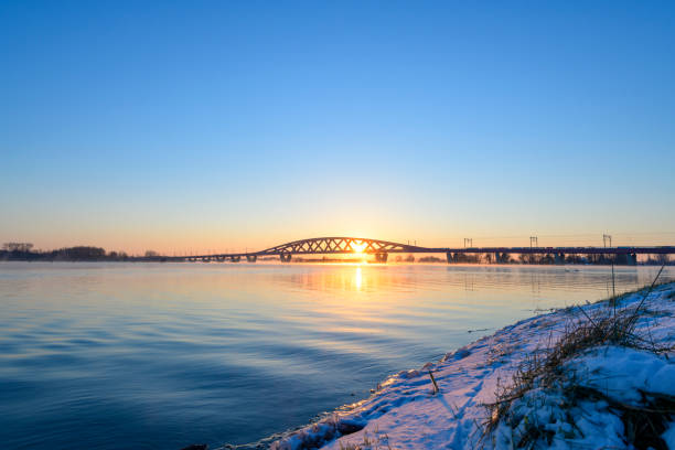 puente de tren hanzeboog sobre el río ijssel cerca de zwolle durante una fría mañana de invierno - railroad crossing bridge river nautical vessel fotografías e imágenes de stock