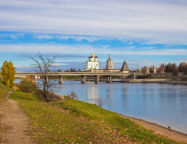 el antiguo kremlin de la ciudad de pskov en el río velikaya. - cathedral russian orthodox clear sky tourism fotografías e imágenes de stock