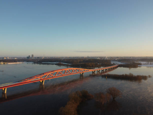 puente de tren hanzeboog sobre el río ijssel cerca de zwolle durante una fría mañana de invierno - railroad crossing bridge river nautical vessel fotografías e imágenes de stock