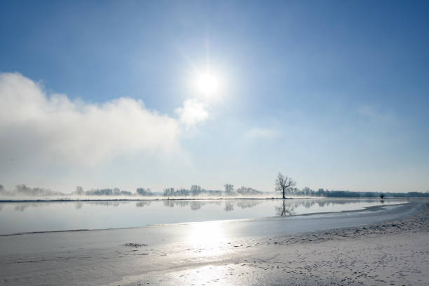 niebla que se eleva desde el río ijssel durante una fría mañana de invierno - cloud morning delta landscape fotografías e imágenes de stock