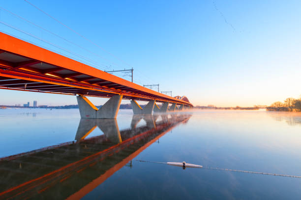 puente de tren hanzeboog sobre el río ijssel cerca de zwolle durante una fría mañana de invierno - railroad crossing bridge river nautical vessel fotografías e imágenes de stock