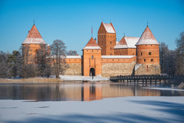 średniowieczny zamek w trokach, wilno, litwa zimą - troki zdjęcia i obrazy z banku zdjęć