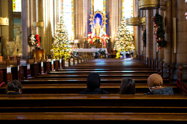frequentadores da igreja sentados no banco para o natal - churchgoers - fotografias e filmes do acervo