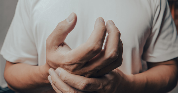Masaje de hombre de primer plano en su dolor de mano photo
