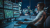 finanzanalyst-arbeitet-an-einem-computer-mit-multi-monitor-workstation-mit-echtzeit-aktien.jpg?b=1&s=170x170&k=20&c=9RI2EUJpUqi-ZJXj2oCFvb7acb5HoCAj2xB-Bay_Q3E=