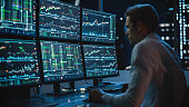 finanzanalyst-arbeitet-an-einem-computer-mit-multi-monitor-workstation-mit-echtzeit-aktien.jpg?b=1&s=170x170&k=20&c=oFnvf8NwCNv0jRSTc-4lsonzNMOzWPGOage8jVzvbGs=