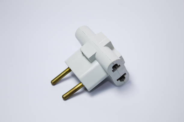 adaptateur de prise de courant avec fond blanc - electric plug outlet electricity cable photos et images de collection
