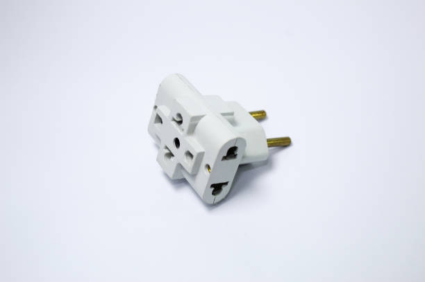 adaptador de tomada com fundo branco - electric plug outlet electricity power line - fotografias e filmes do acervo