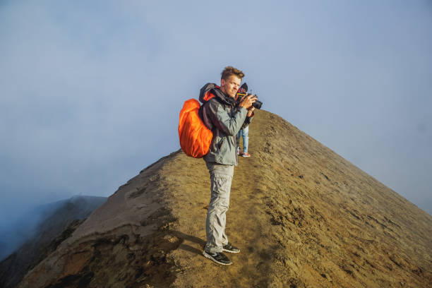 turyści na grzbiecie wulkanu - bromo crater zdjęcia i obrazy z banku zdjęć