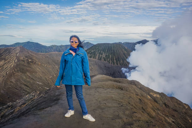 turyści na grzbiecie wulkanu - bromo crater zdjęcia i obrazy z banku zdjęć