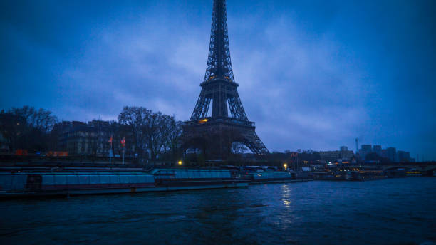 istock paris - france - Torre Eiffel 1358060446
