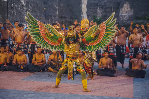 danza tradicional kecak en el parque cultural garuda wisnu kencana - art theatrical performance bali indonesia fotografías e imágenes de stock
