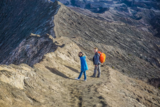 turyści na grzbiecie wulkanu - bromo crater zdjęcia i obrazy z banku zdjęć