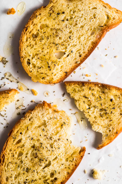 오일과 오리건을 곁들인 브루스케타 빵. 위쪽 보기 - crostini 뉴스 사진 이미지