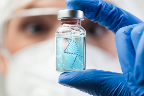 un scientifique de laboratoire britannique, un biotechnologue tenant un flacon d’ampoule en verre avec un brin d’adn - human rna photos et images de collection