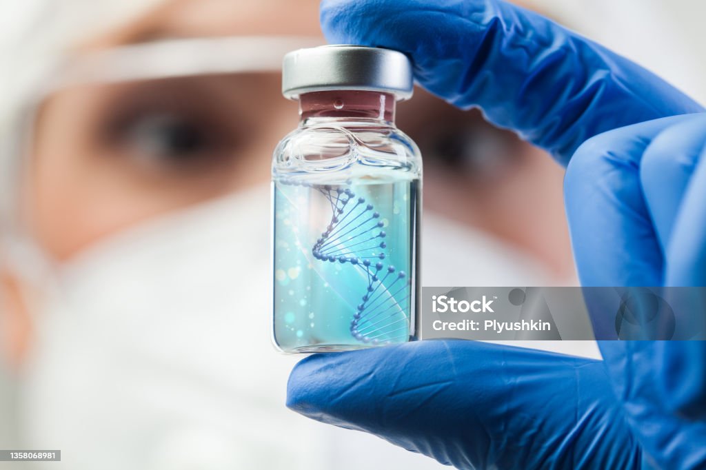 UK lab scientist biotechnologist holding glass ampoule vial with DNA strand UK lab scientist biotechnologist holding glass ampoule vial with DNA strand,molecule of two polynucleotide chains forming double helix carrying Coronavirus genetic instruction,new strain RNA mutation DNA Test Stock Photo