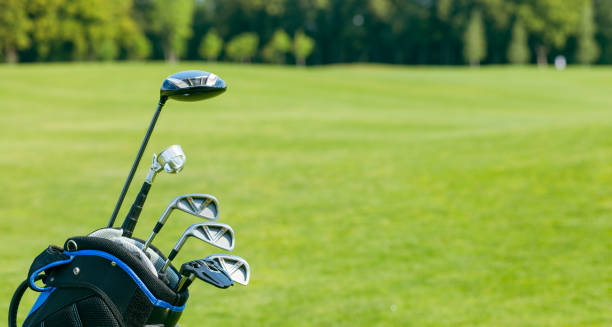 golf clubs in a golf bag isolated. set of golf clubs for a golfer. copy space. green background. close-up - 哥爾夫球袋 個照片及圖片檔