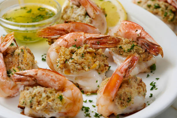 gambero jumbo ripieno di granchio cremoso - prepared shrimp seafood sauces herb foto e immagini stock