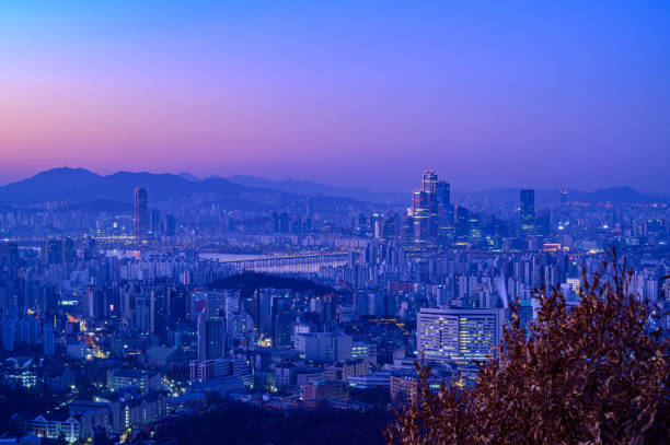 vista nocturna del paisaje urbano de seúl, corea al amanecer desde la cima de la montaña - city of sunrise sunrise time travel locations fotografías e imágenes de stock