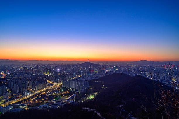 vista nocturna del paisaje urbano de seúl, corea al amanecer desde la cima de la montaña - city of sunrise sunrise time travel locations fotografías e imágenes de stock