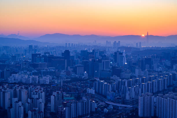 vista nocturna del paisaje urbano de seúl, corea al amanecer desde la cima de la montaña - city of sunrise sunrise time travel locations fotografías e imágenes de stock