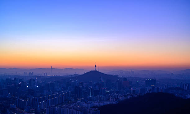 vista nocturna del paisaje urbano de seúl, corea al amanecer desde la cima de la montaña - city of sunrise sunrise time travel locations fotografías e imágenes de stock