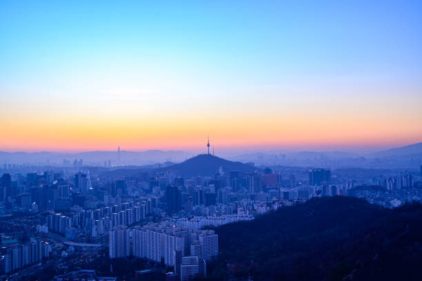 vista nocturna del paisaje urbano de seúl, corea al amanecer desde la cima de la montaña - city of sunrise sunrise time travel locations fotografías e imágenes de stock