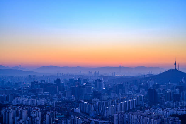 ночной вид на сеул, корея во время восхода солнца с ве�ршины горы - city of sunrise sunrise time travel locations стоковые фото и изображения