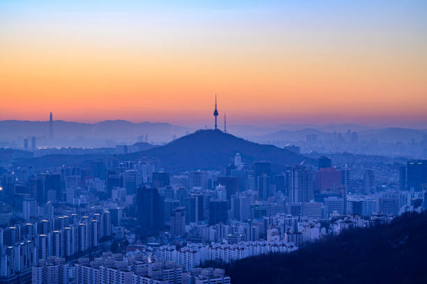 vista nocturna del paisaje urbano de seúl, corea al amanecer desde la cima de la montaña - city of sunrise sunrise time travel locations fotografías e imágenes de stock