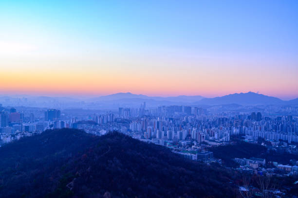 vista nocturna del paisaje urbano de seúl, corea al amanecer desde la cima de la montaña - city of sunrise sunrise time travel locations fotografías e imágenes de stock