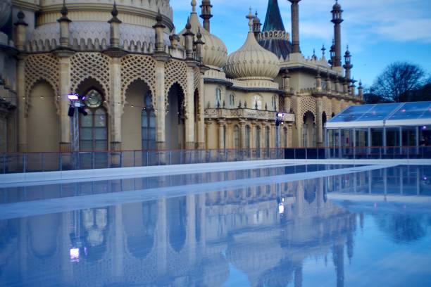 The Christmas ice rink by The Royal Pavilion The Christmas ice rink by The Royal Pavilion. Captured on December 05 2021. Every year a ice rink is set up for the general public of Brighton and Hove. brighton england stock pictures, royalty-free photos & images