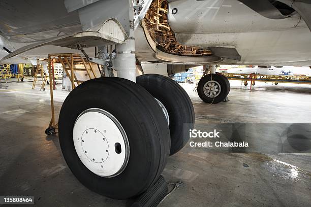 Avión De Mantenimiento Foto de stock y más banco de imágenes de Avión - Avión, Debajo de, Reparar