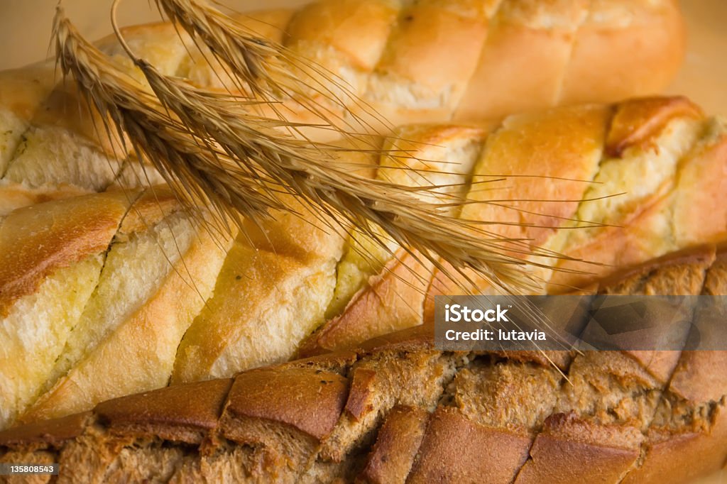 Brun et blanc avec du blé spikelets - Photo de Blanc libre de droits