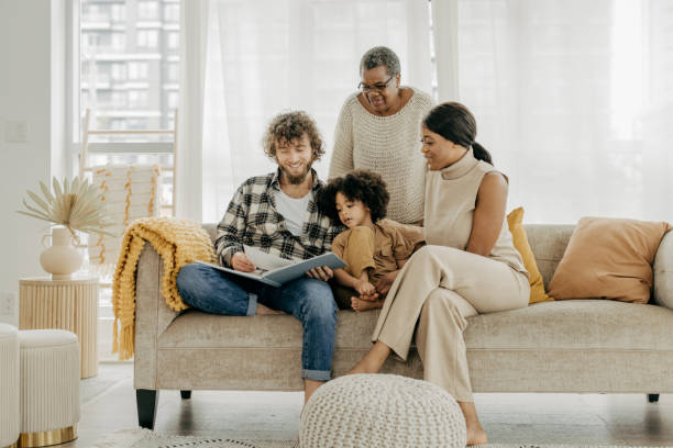 4k video kinder und eltern haben gemeinsam spaß, drei-generationen-familie zusammen - grandparent family reading inside of stock-fotos und bilder