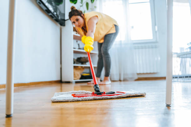 mujer descalza limpiando piso con almohadilla húmeda de fregona - chores wood wet indoors fotografías e imágenes de stock