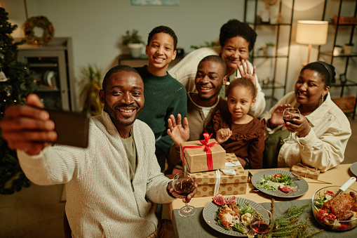 Familia afroamericana tomándose selfie en Navidad photo