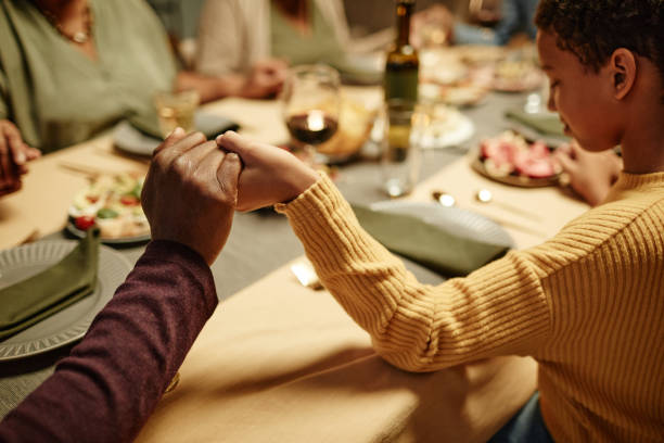 dizendo graça no jantar close up - family thanksgiving dinner praying - fotografias e filmes do acervo