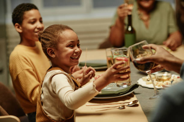 маленькая девочка наслаждается праздником - drinking little girls women wine стоковые фото и изображения