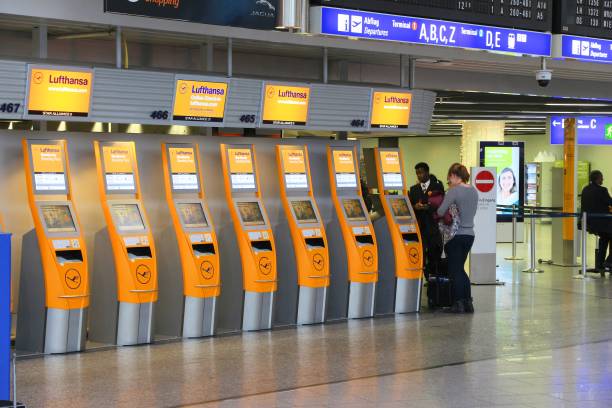 machines d’enregistrement en libre-service à l’aéroport de francfort - self service check in passenger people frankfurt photos et images de collection