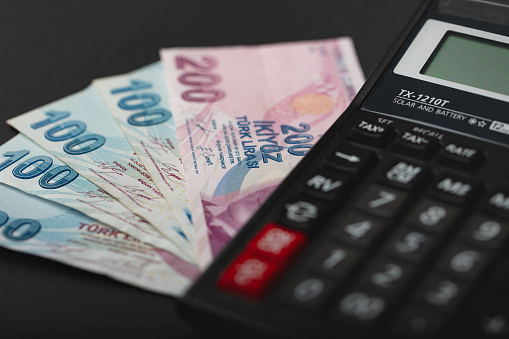 Concepto de dinero, finanzas y presupuesto de año nuevo en Turquía, con calculadora 2022 y billetes de liras turcas. Concepto de crisis económica de Turquía. photo