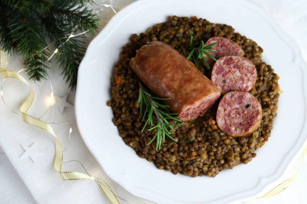 cotechino com lentilhas. natal e feriado. - zampone - fotografias e filmes do acervo