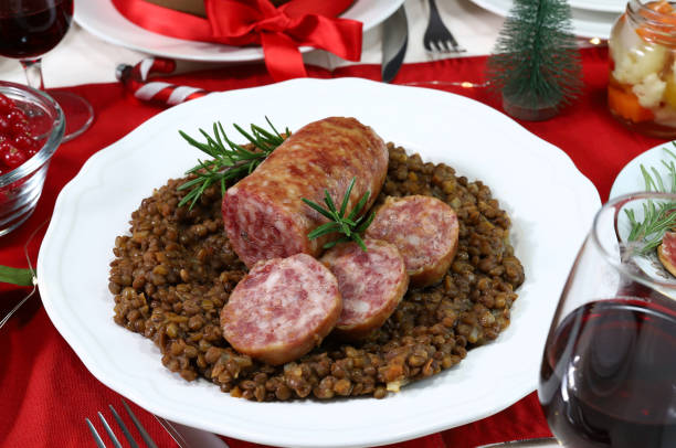 cotechino com lentilhas. natal e feriado. - zampone - fotografias e filmes do acervo