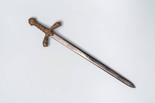espada de cavaleiro antigo isolada em fundo branco. - fighting sword knight suit of armor - fotografias e filmes do acervo