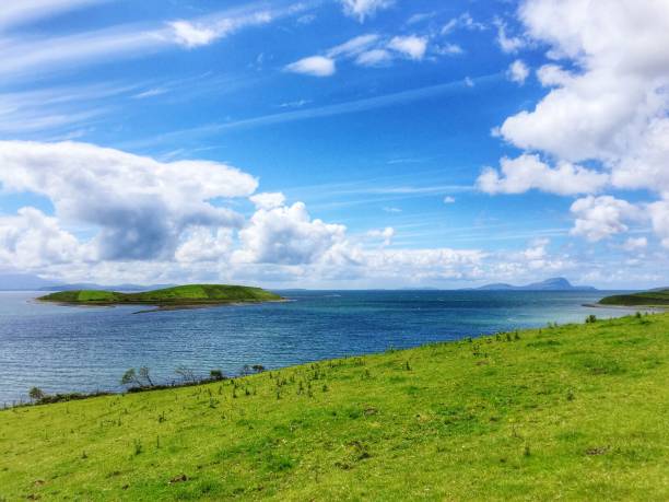 día ventoso clew bay mayo irlanda - clew bay fotografías e imágenes de stock