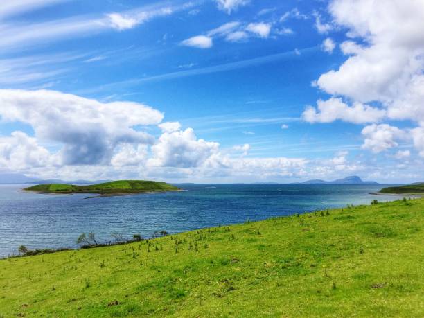 風の強い日クリューベイメイヨーアイルランド - クリューベイ ストックフォトと画像