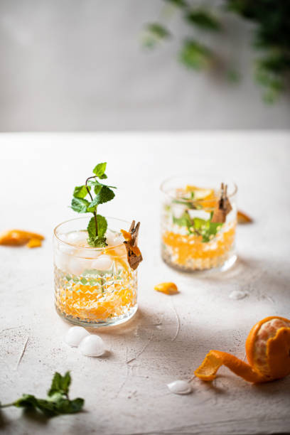 mandarynka mandarynka pomarańczowa świeża lemoniada w szklankach. zdjęcie koktajlu spożywczego z plasterkami owoców w karafce karafka pionowe zdjęcie z napojem detoksykacyjnym - grapefruit citrus fruit water fruit zdjęcia i obrazy z banku zdjęć